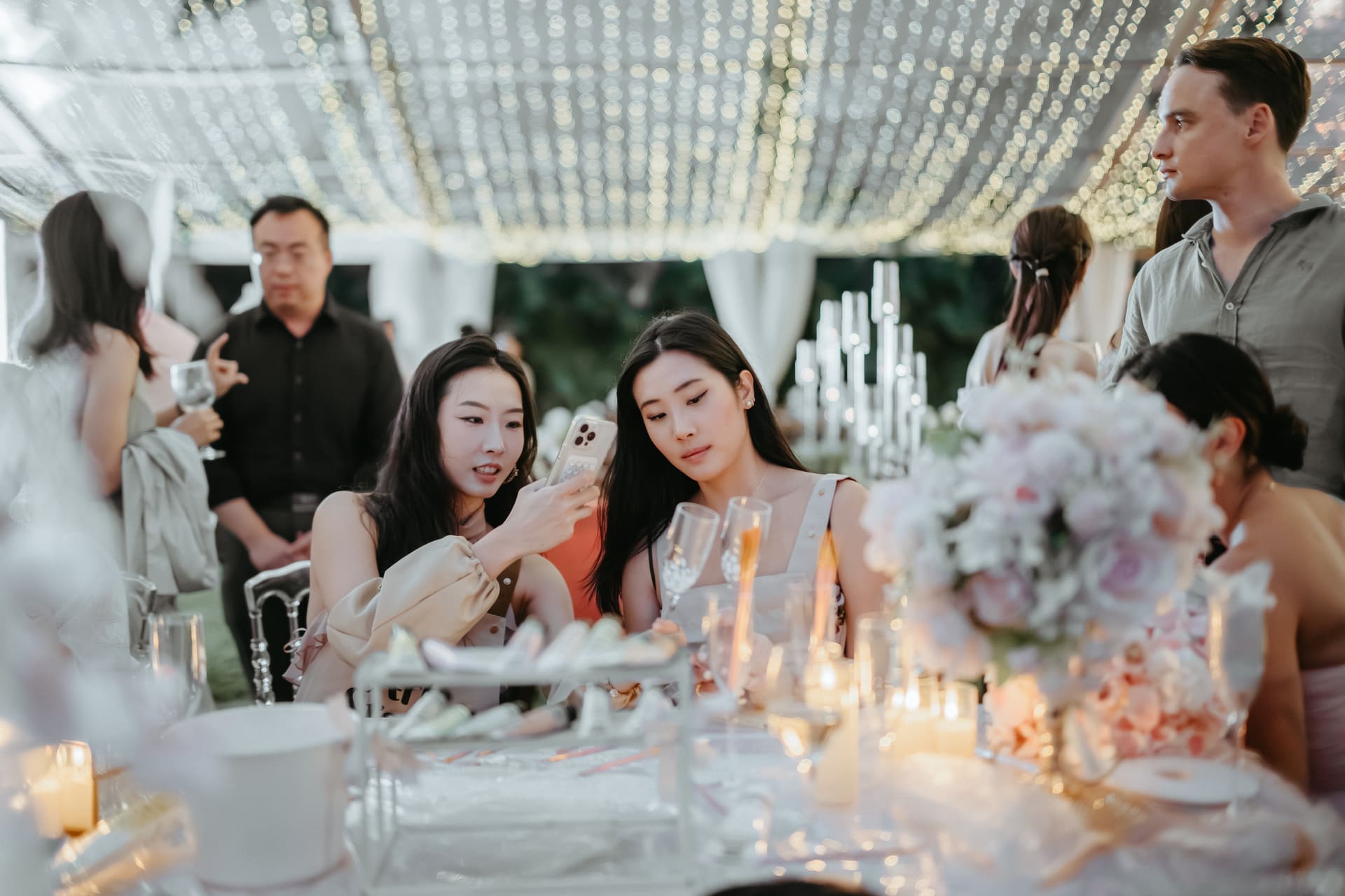 Wedding art bar moment