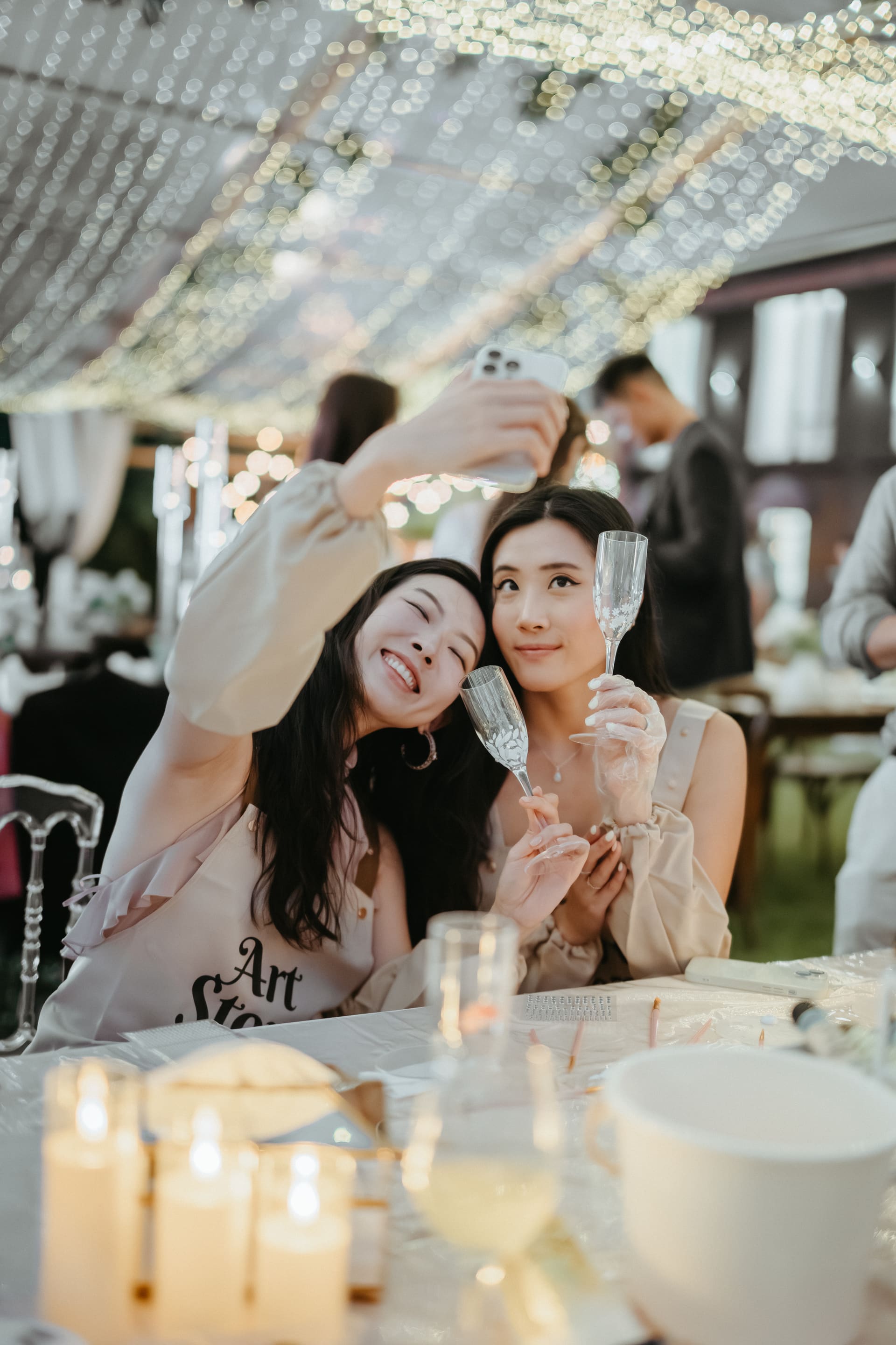 Wedding art bar moment
