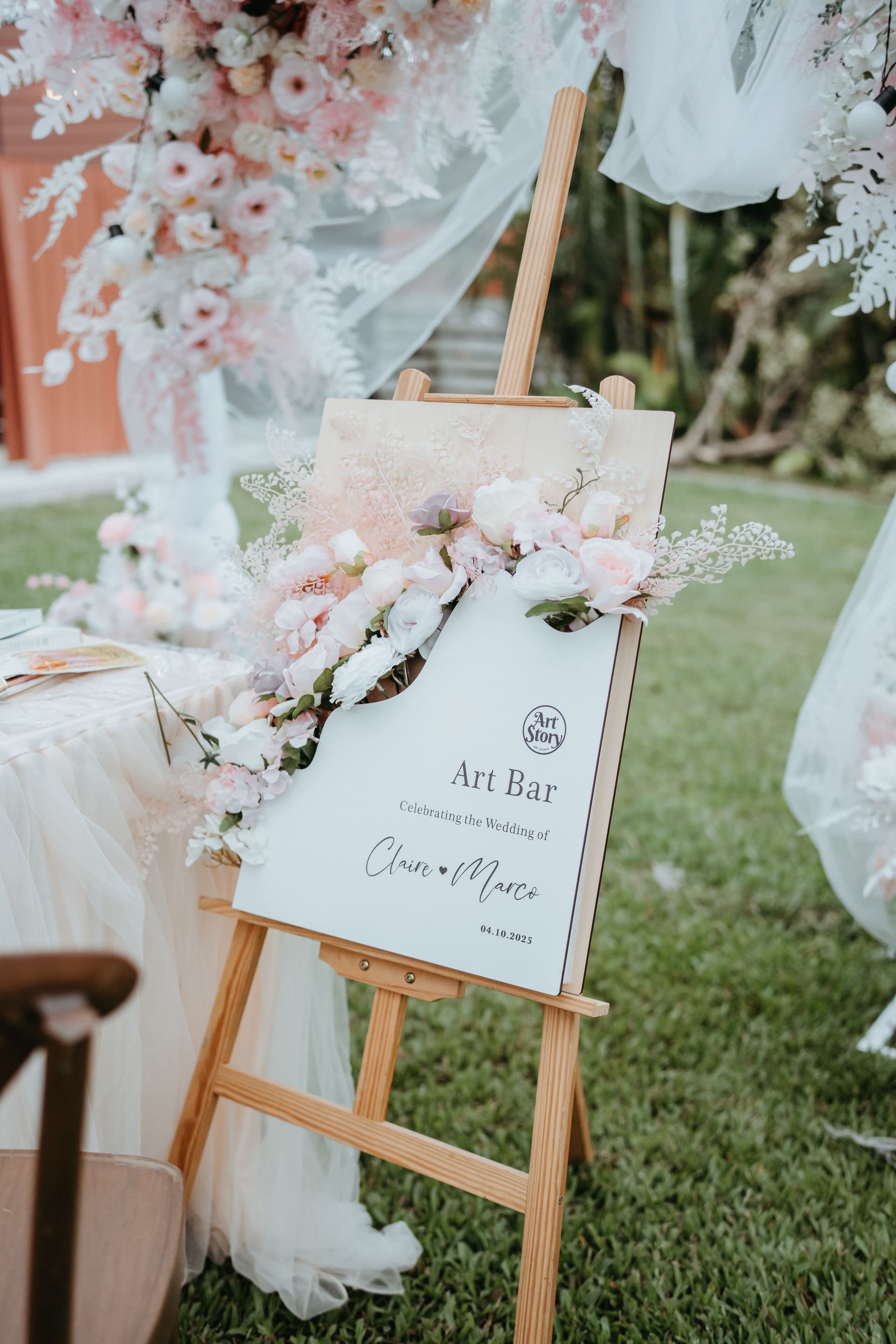 Wedding art bar moment