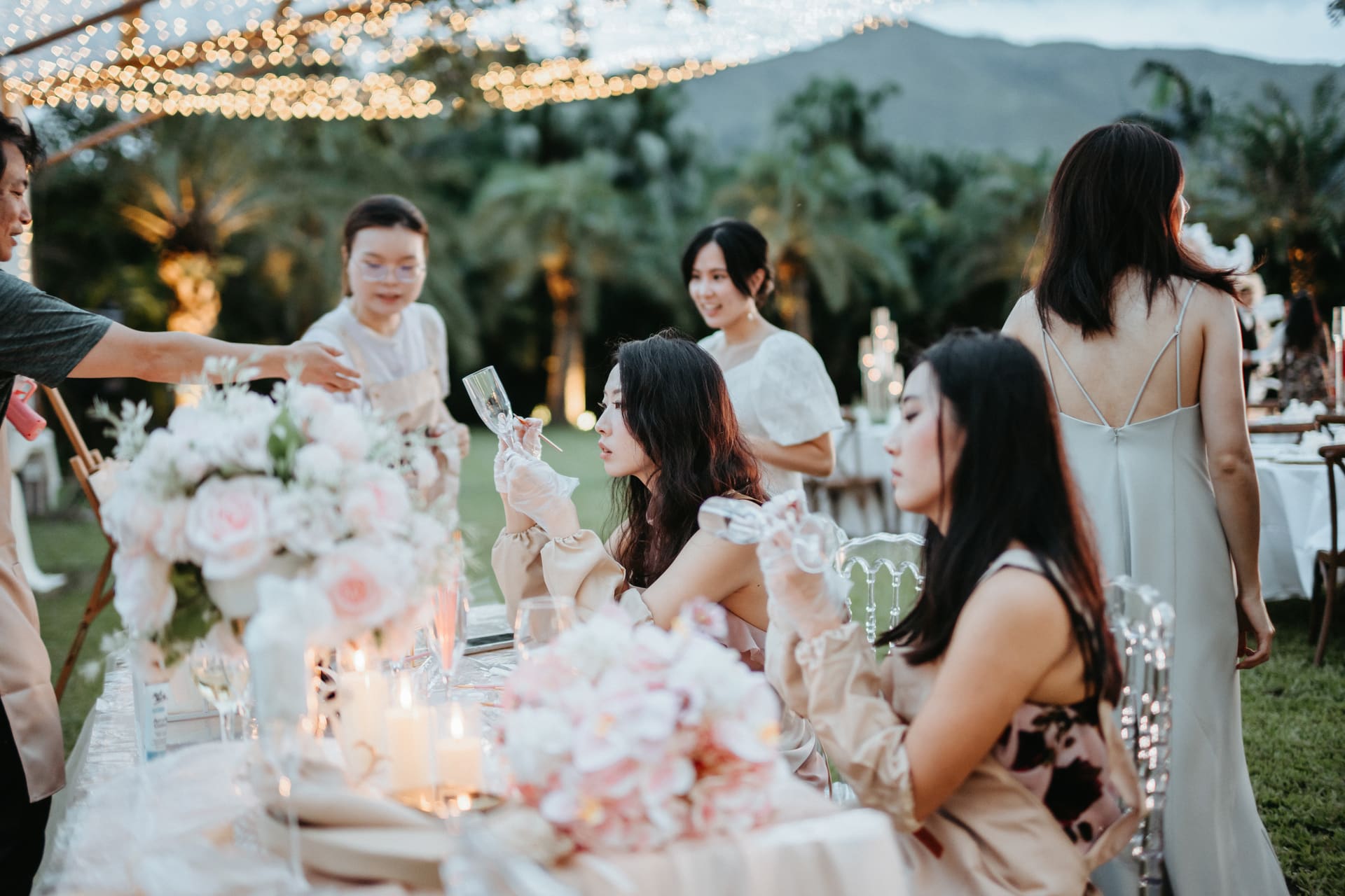 Wedding art bar moment