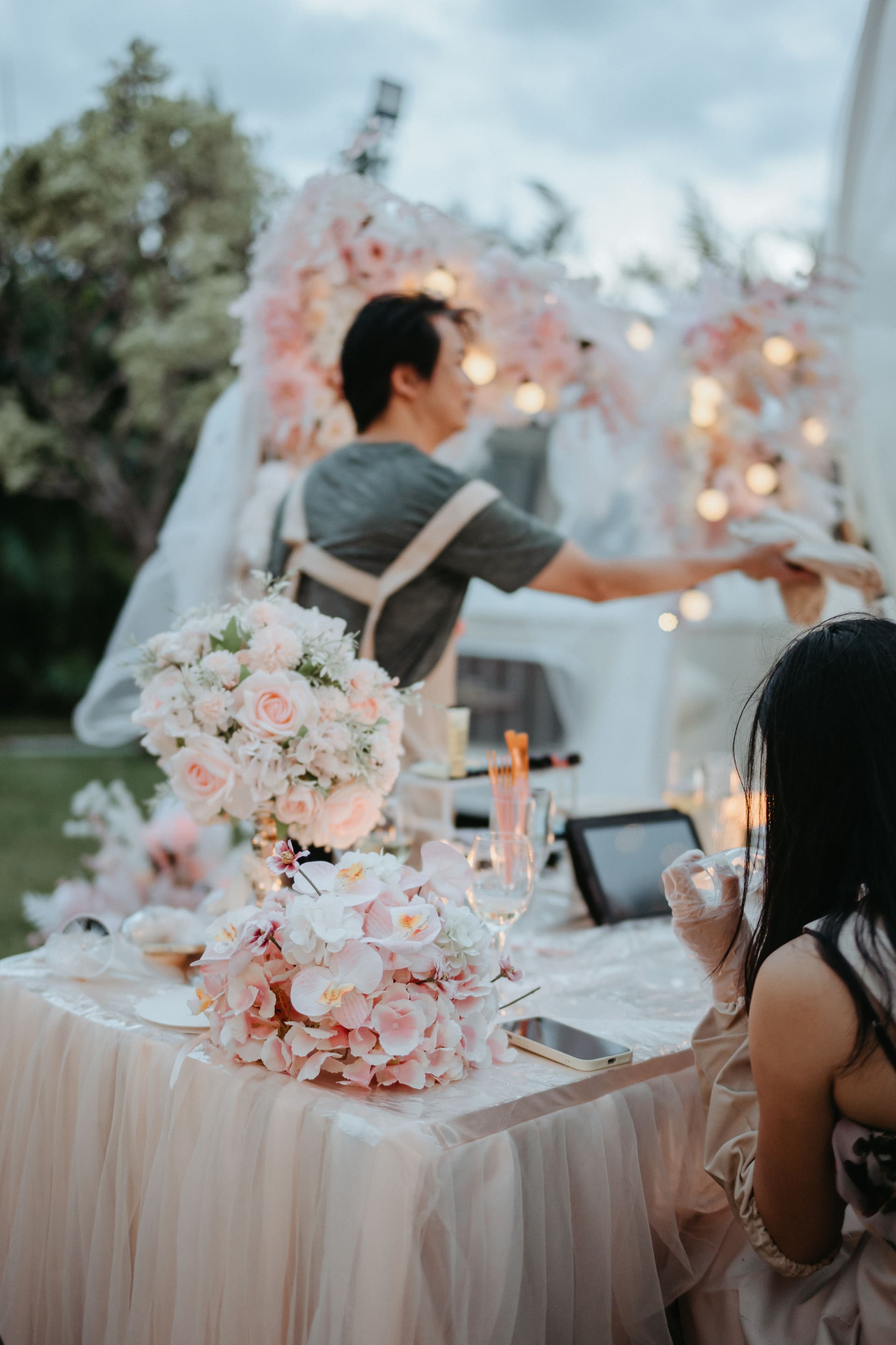 Wedding art bar moment