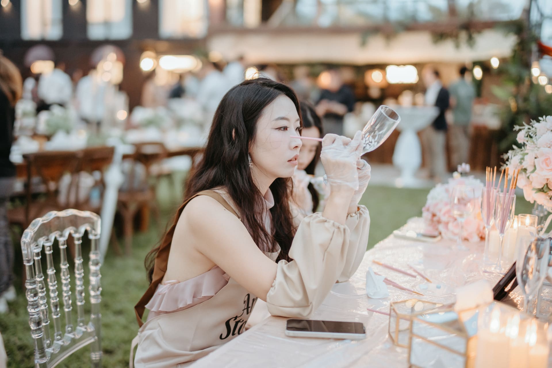 Wedding art bar moment