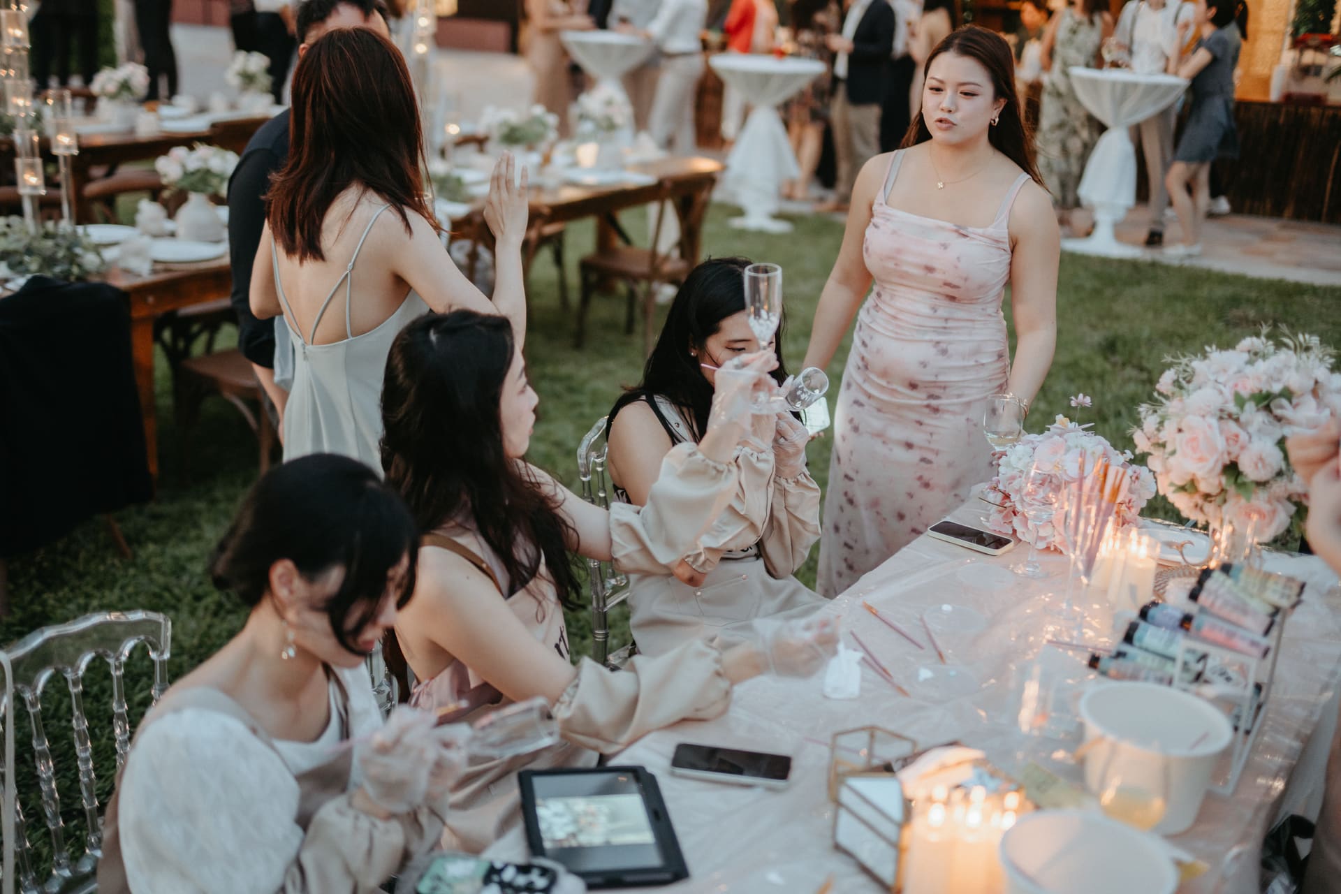 Wedding art bar moment
