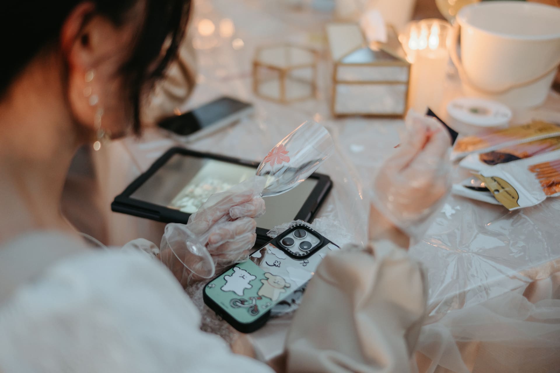 Wedding art bar moment