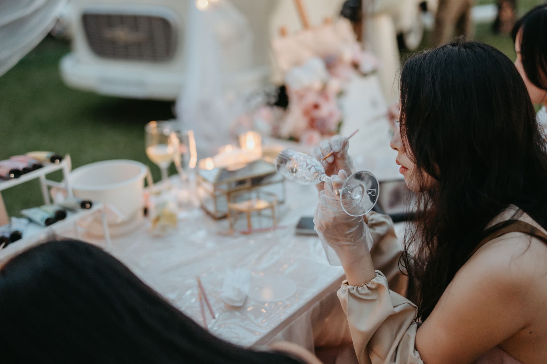 Wedding art bar moment