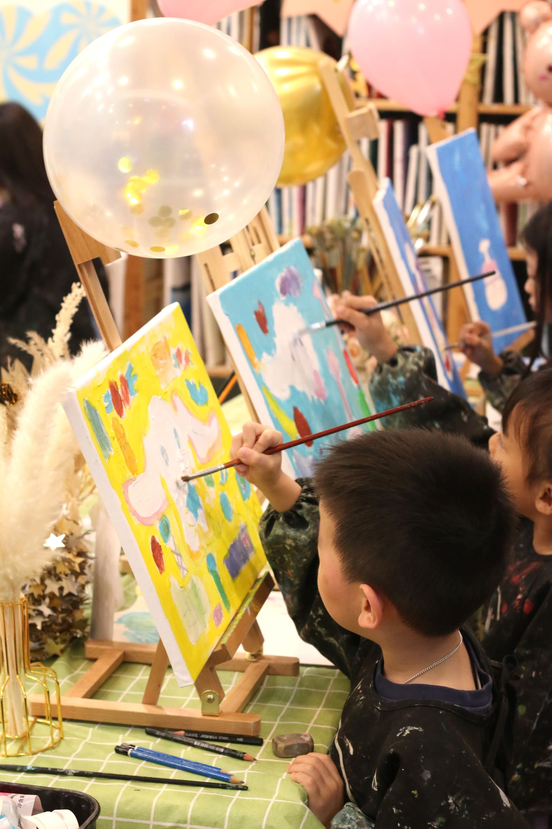 Birthday art party moment