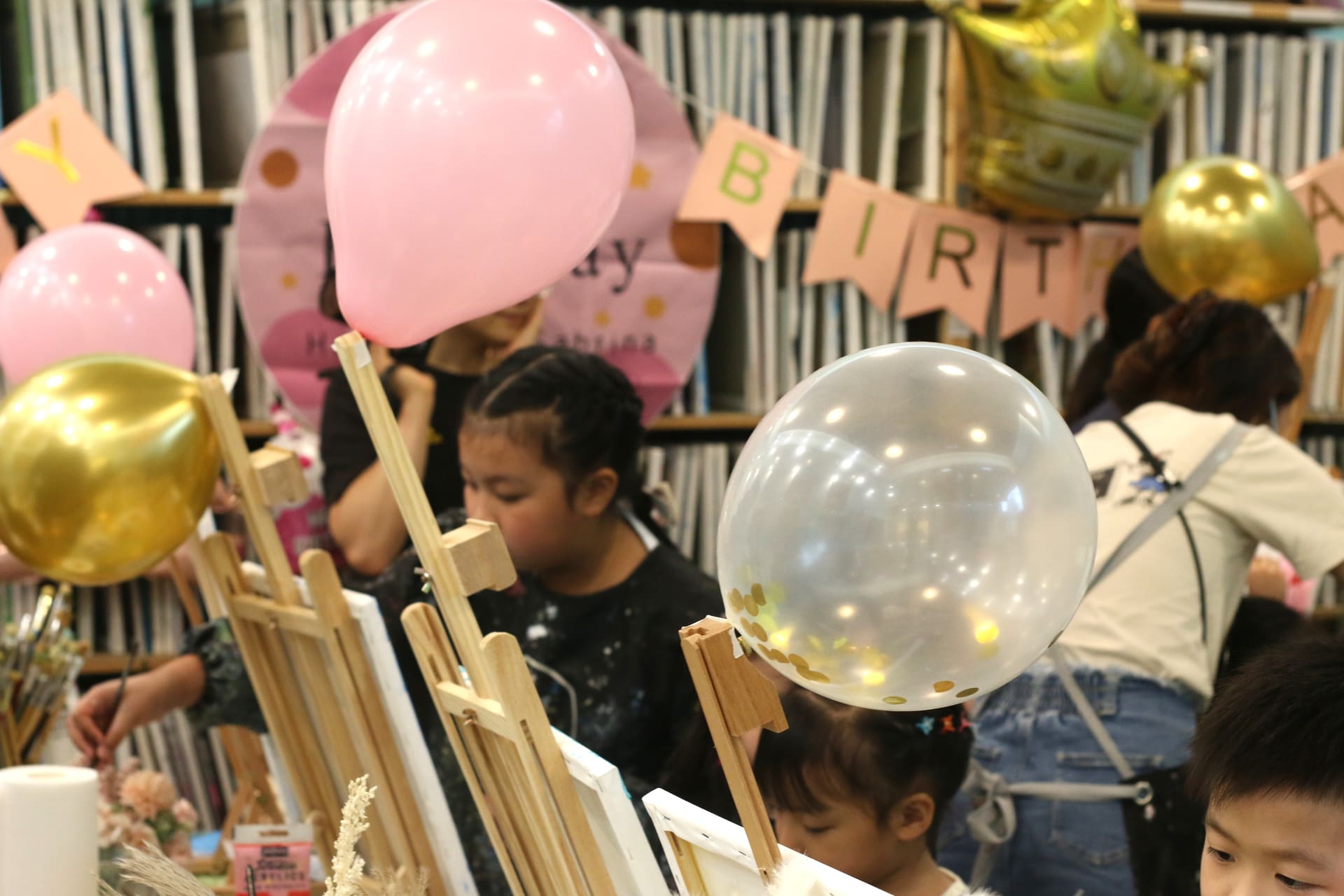 Birthday art party moment