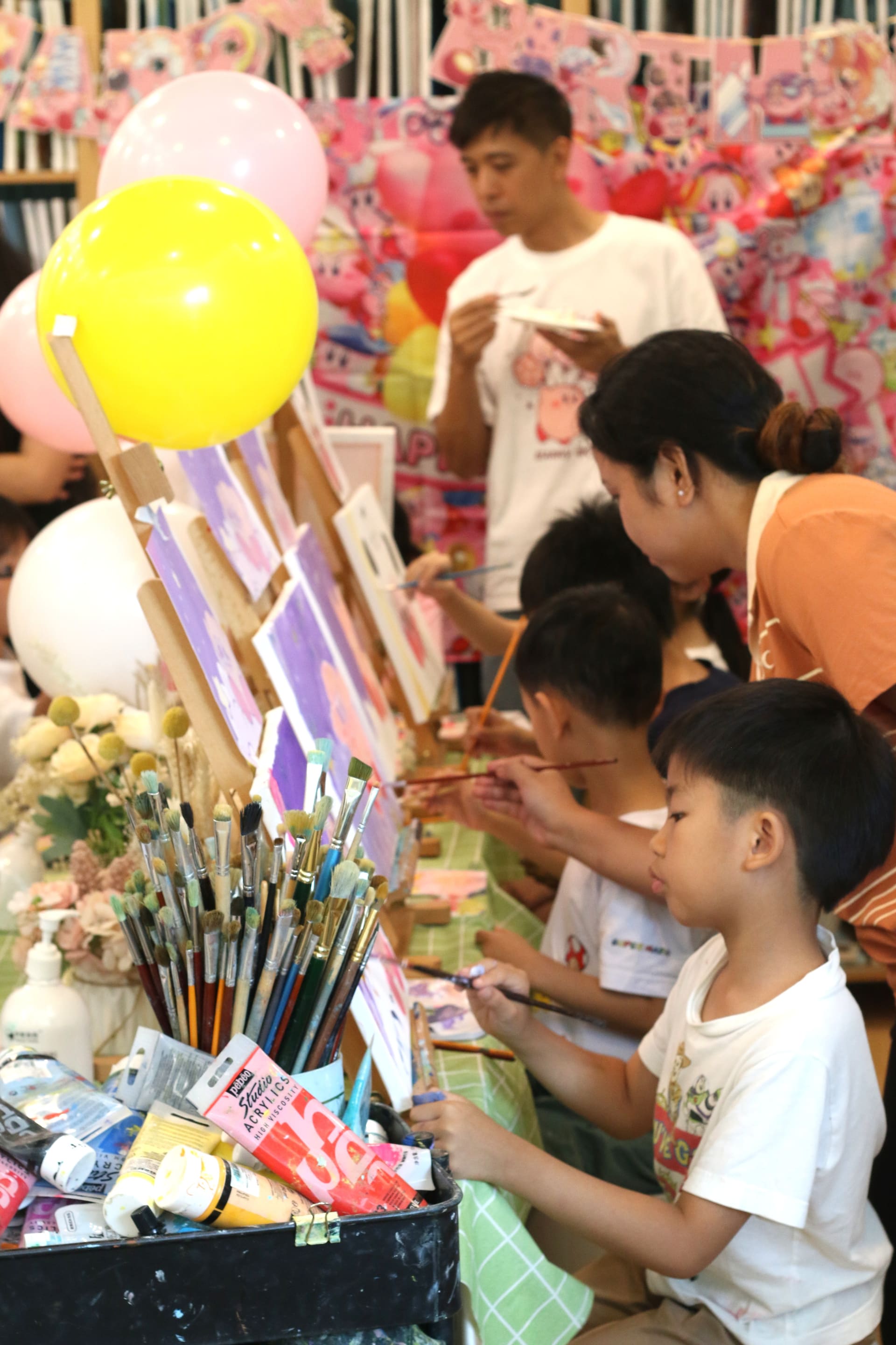 Birthday art party moment