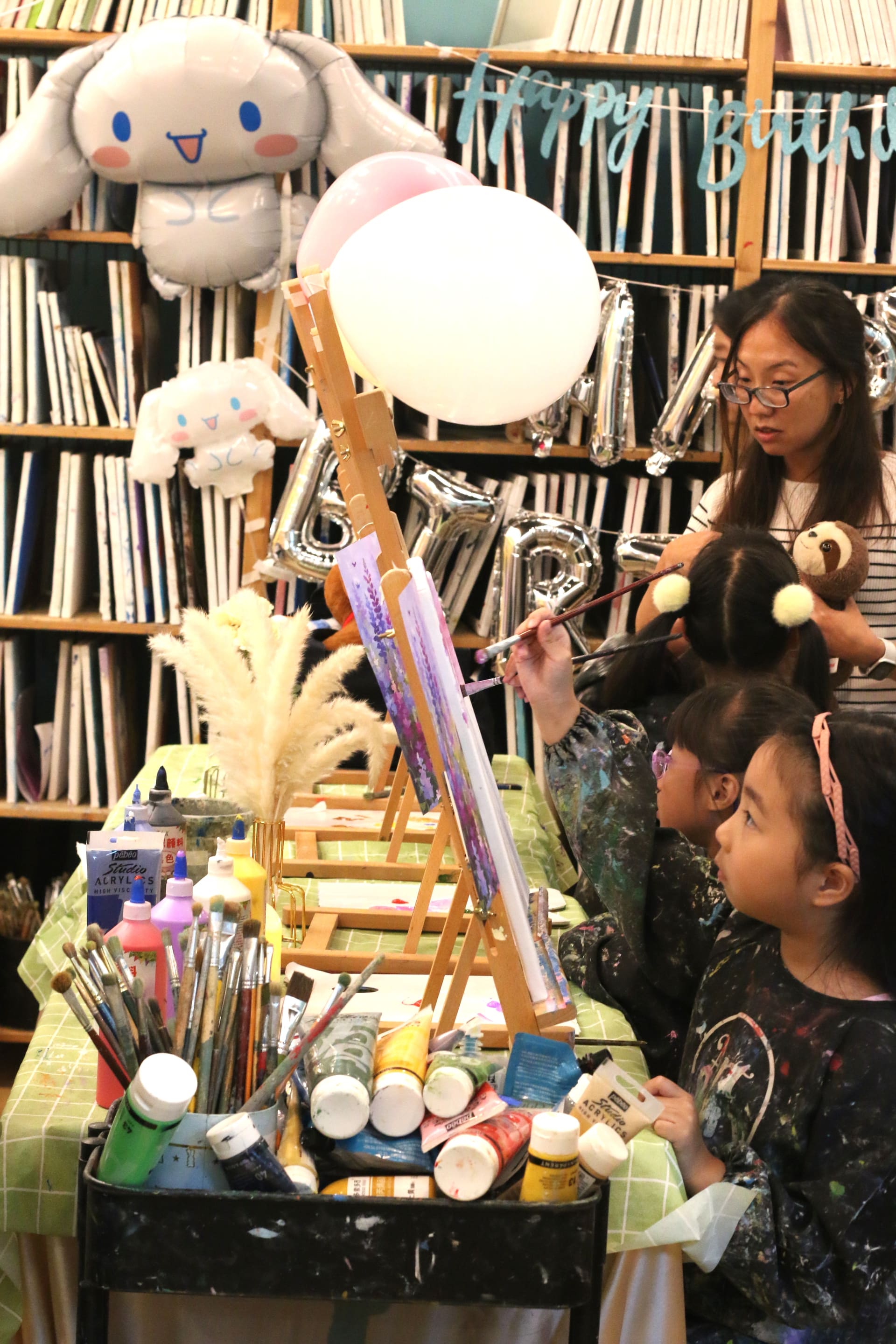 Birthday art party moment