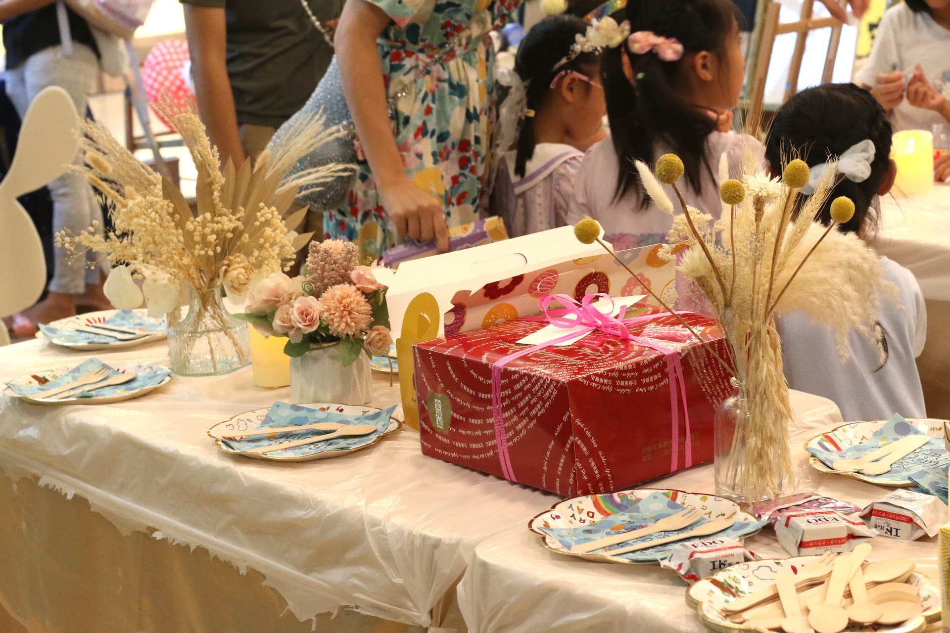 Birthday art party moment