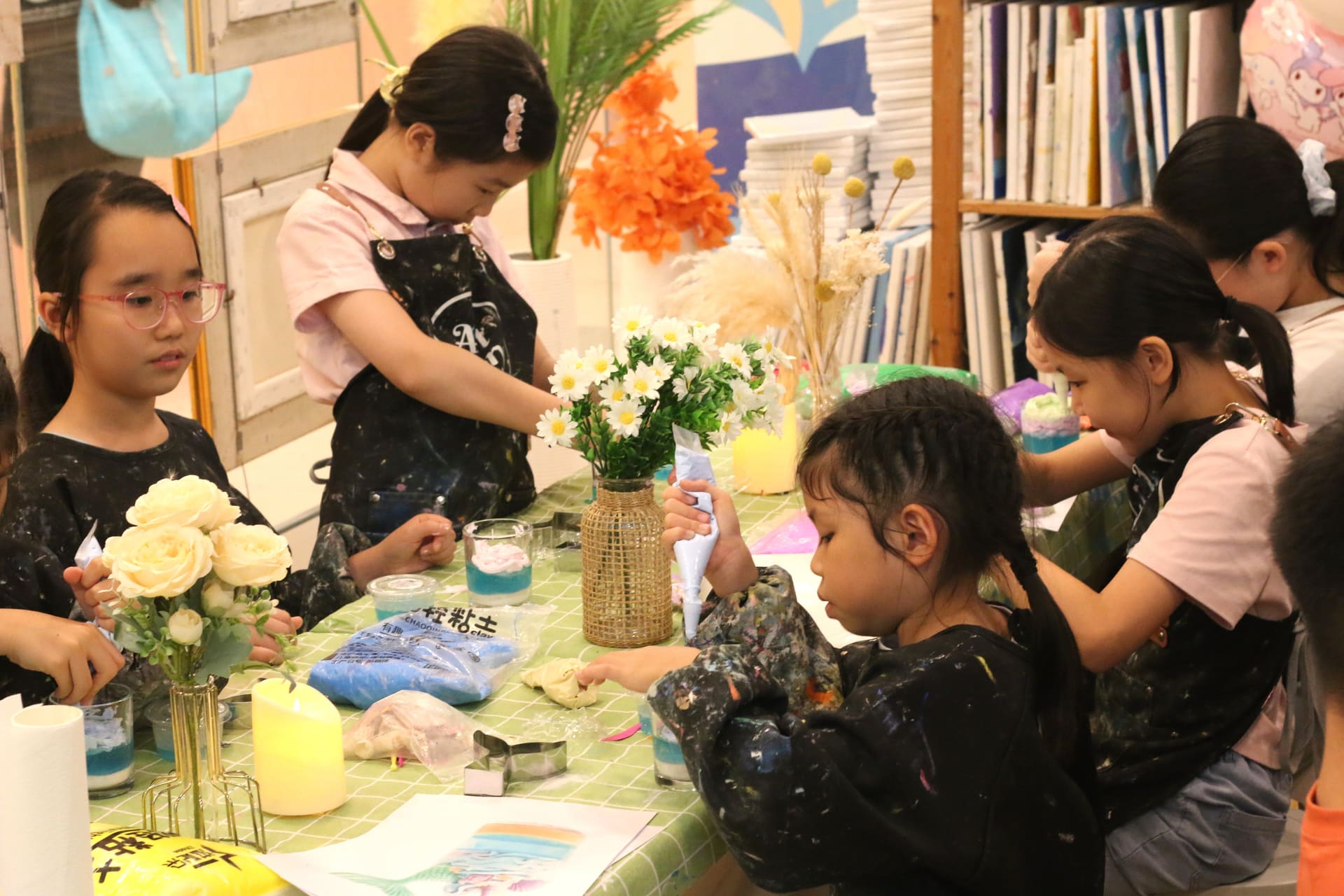 Birthday art party moment