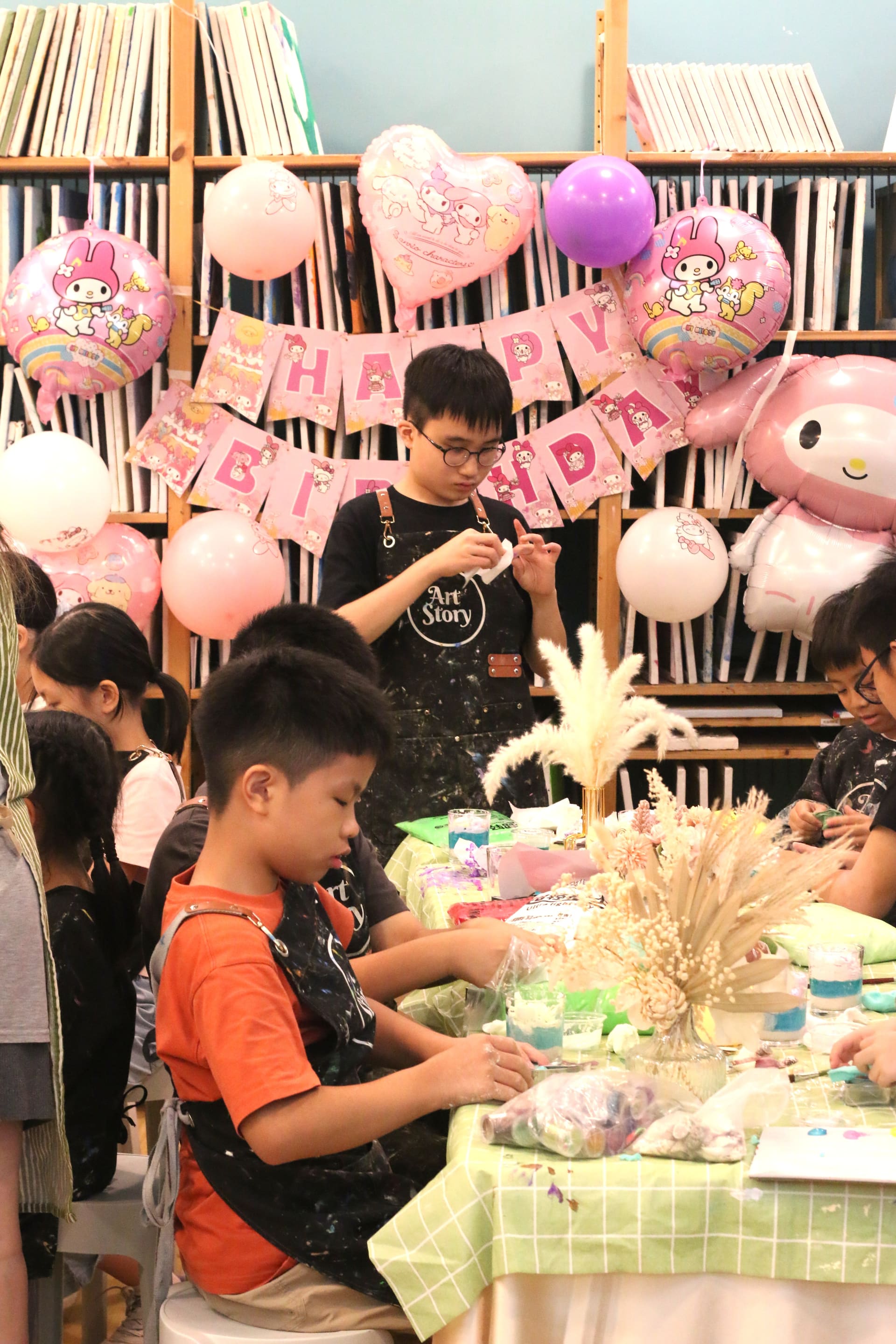 Birthday art party moment